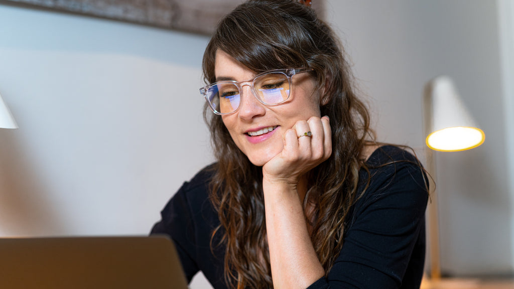 Portræt af en ung kvinde i sort sweatshirt iført Luxreaders blå lys briller