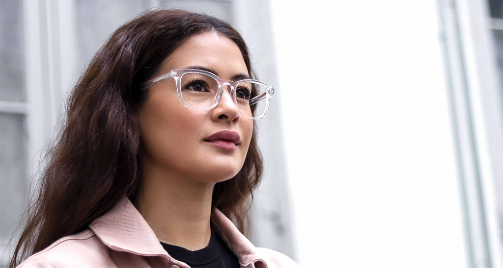 Brillemode 2023 - En kvinde bærer gennemsigtige briller fra Luxreaders