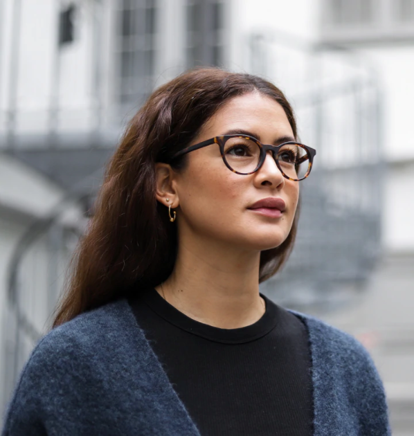 En kvinde bærer ikoniske briller i mørk farve