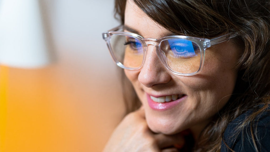 En smilende kvinde bærer Luxreaders blue light briller