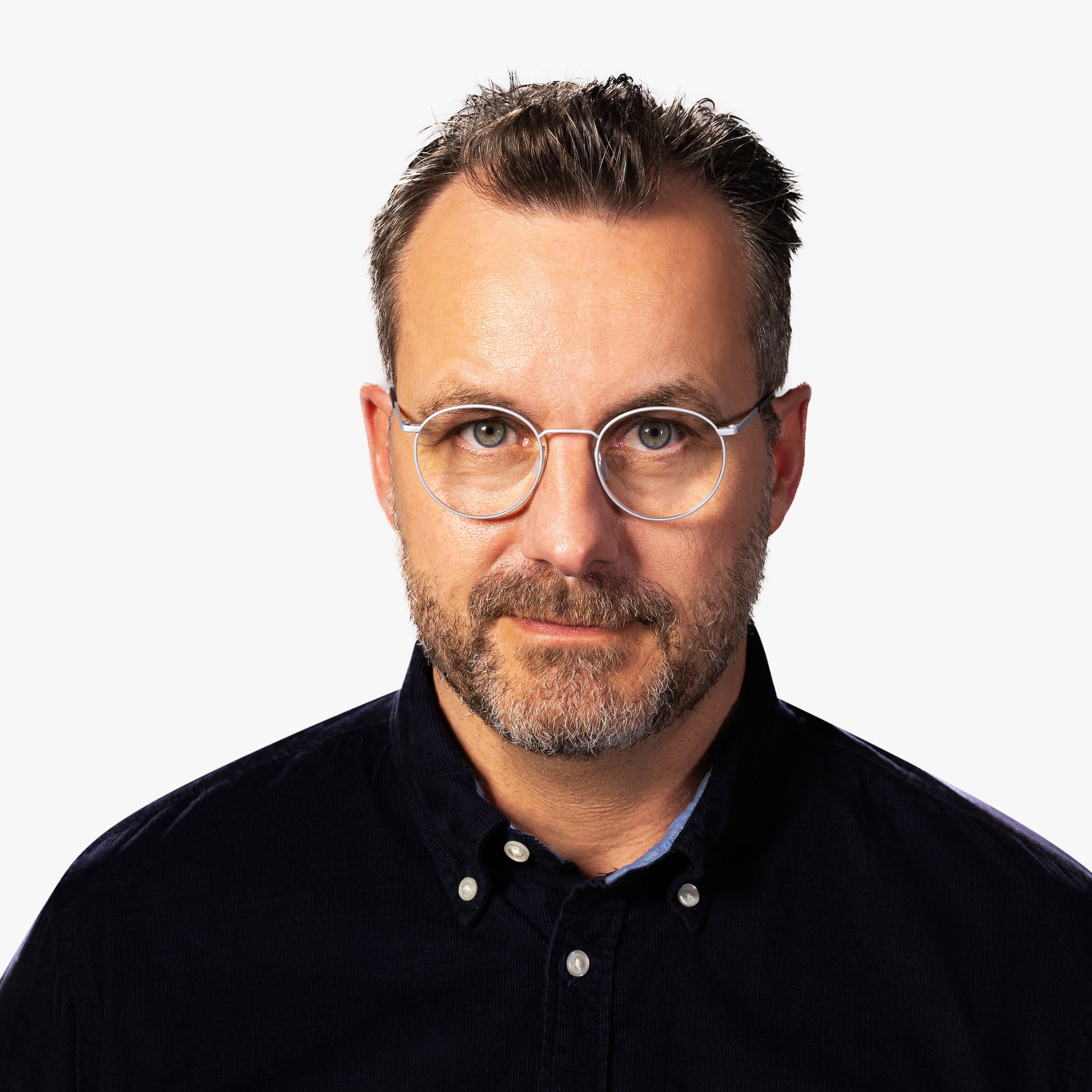 Person wearing Silkeborg Steel round glasses